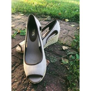 CHAPS HIGH HEELS, TAN WEDGES